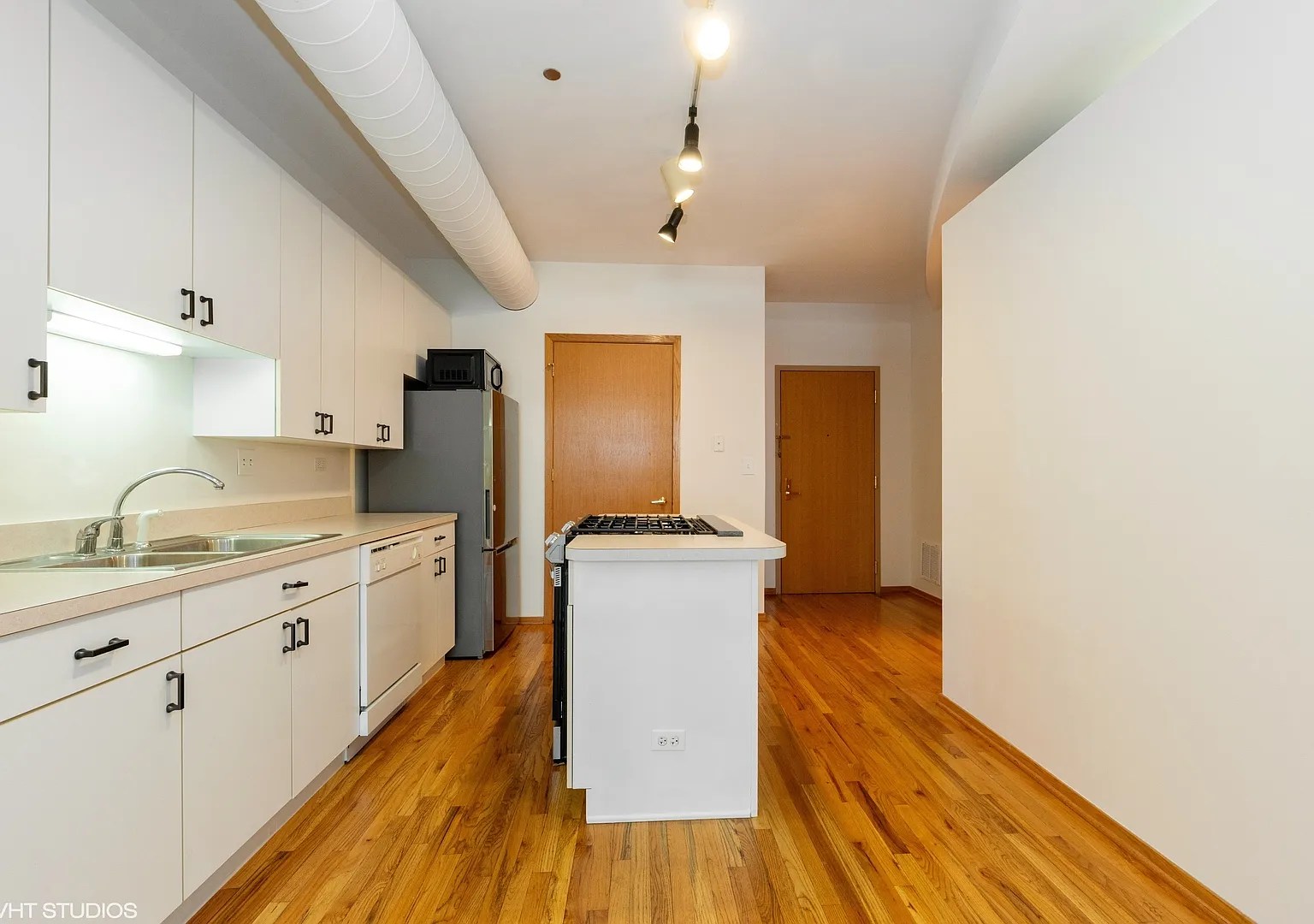 1 bed, 875 sqft, $2,500 — Photo 3