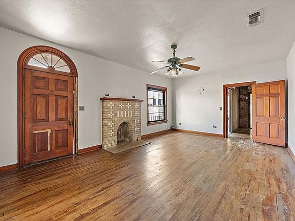 4th image of 370 Austin St