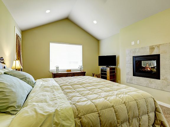 Master suite w/fireplace