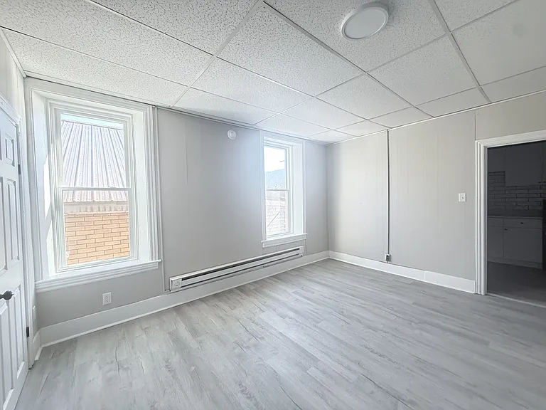 100 E Market St — Photo 14