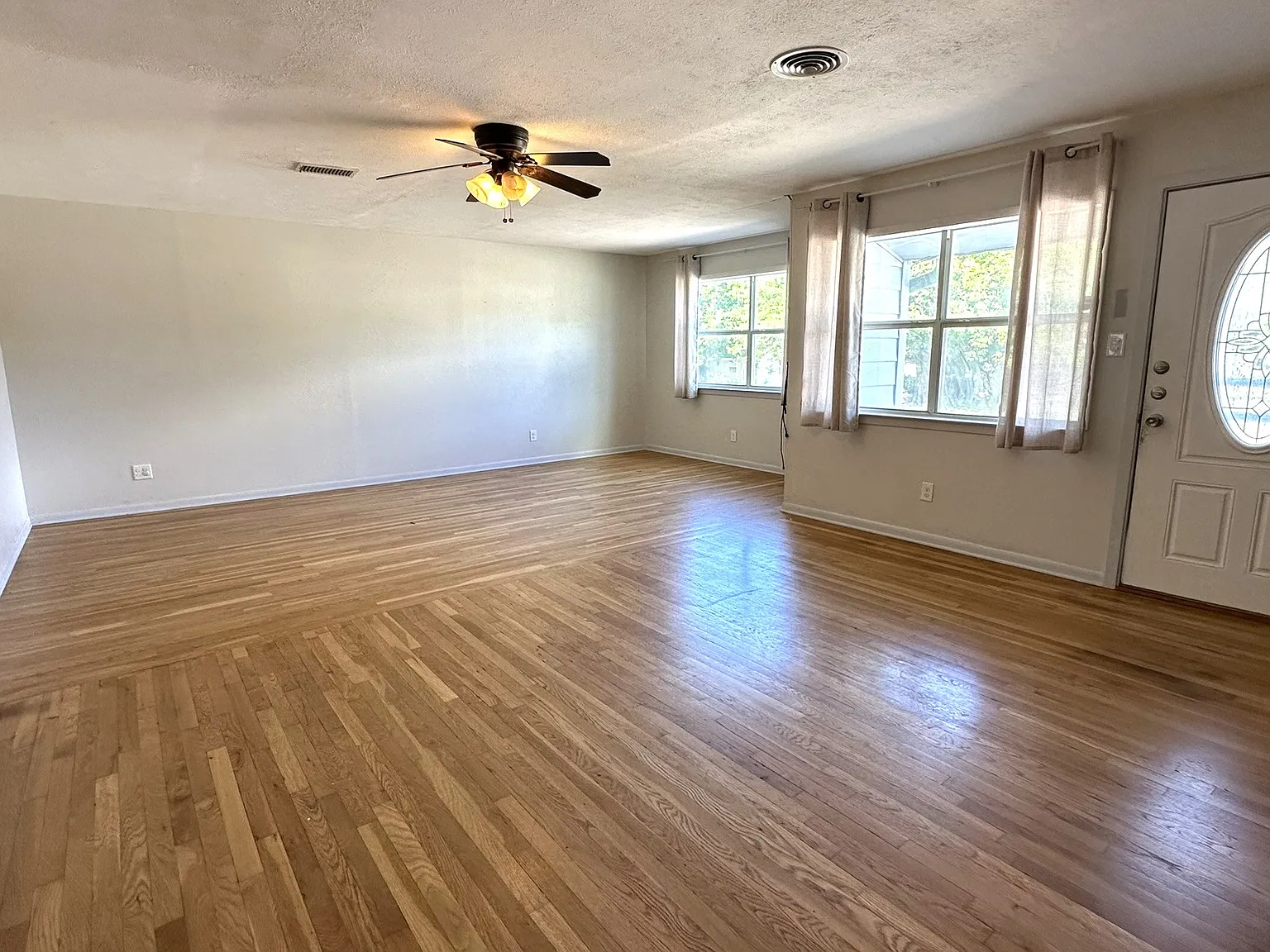 3 bed, 1.5 bath, 1296 sqft, $1,295 — Photo 3