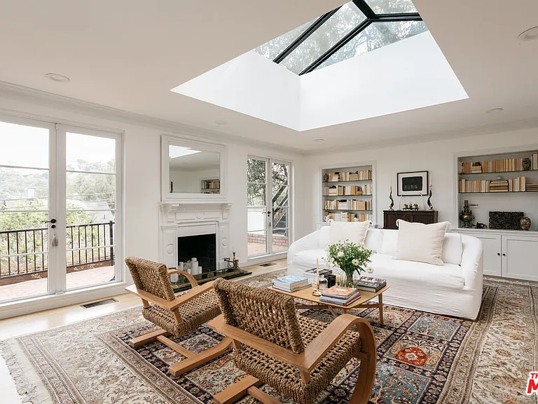 8831 Lookout Mountain Ave — Photo 3