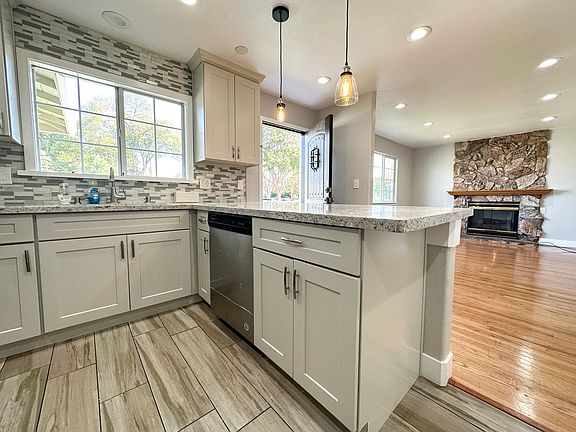 4th image of 2436 Amethyst Dr
