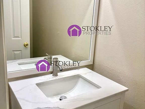 5th image of 27 Oak Brook Pl
