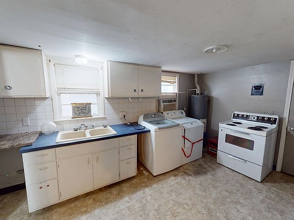 4th image of 210 W 11th St