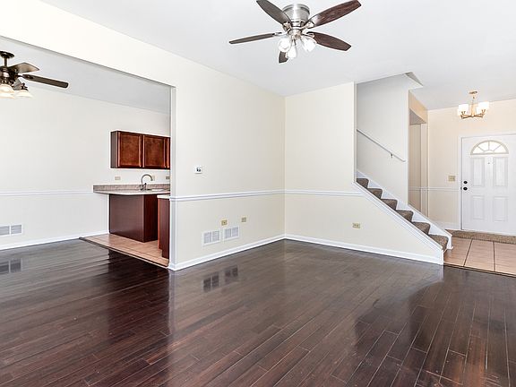 3rd image of 918 Foxwood Ct