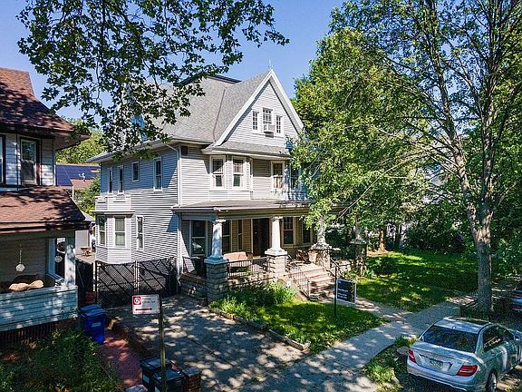 2nd image of 558 E 23rd St