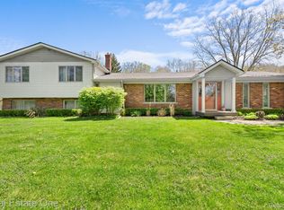 5423 E Sandhill Rd, Almont, MI 48003