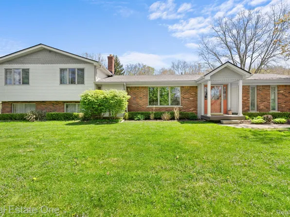 5423 E Sandhill Rd, Almont, MI 48003