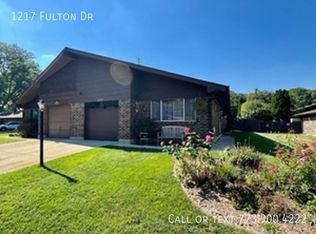 1217 Fulton Dr, Streamwood, IL 60107
