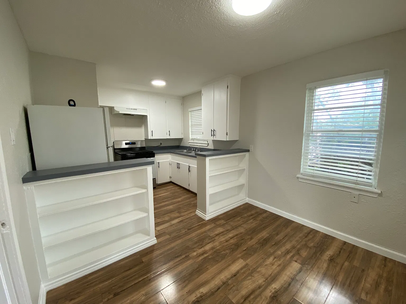 1115 S Beckley Ave — Photo 3