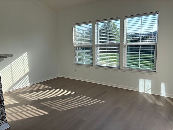 3rd image of 2005 Leeds Ln
