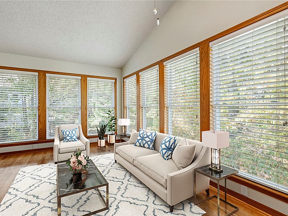 4th image of 49 Allison Dr