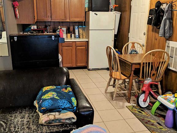 4th image of 9423 White St