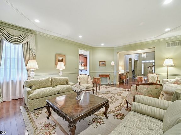 3rd image of 6 Lonergan Ln