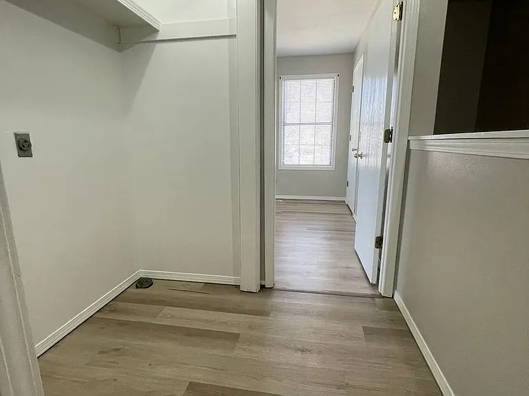 521 N Oak Grove Ave #B — Photo 8