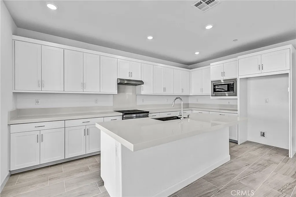 4 bed, 3.5 bath, 3257 sqft, $5,900 — Photo 3