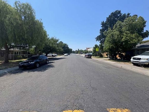 Exterior Neighborhood (street photo)