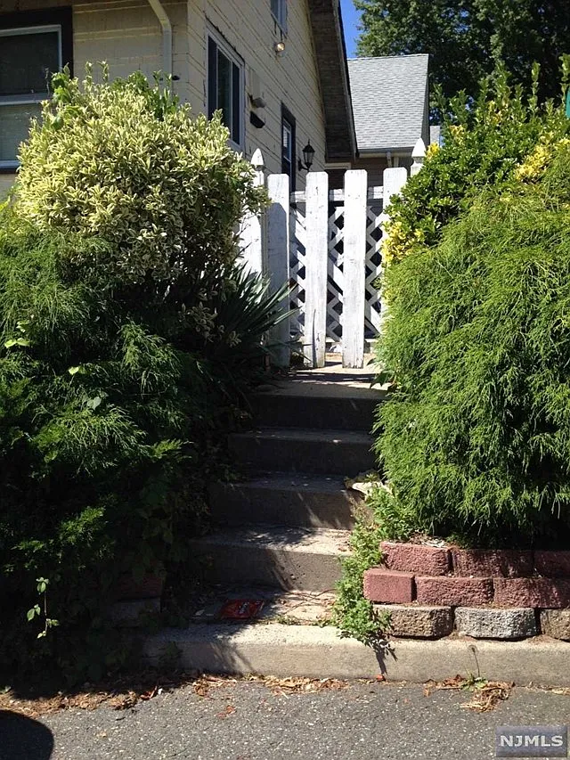 192 E 9th St photo 1