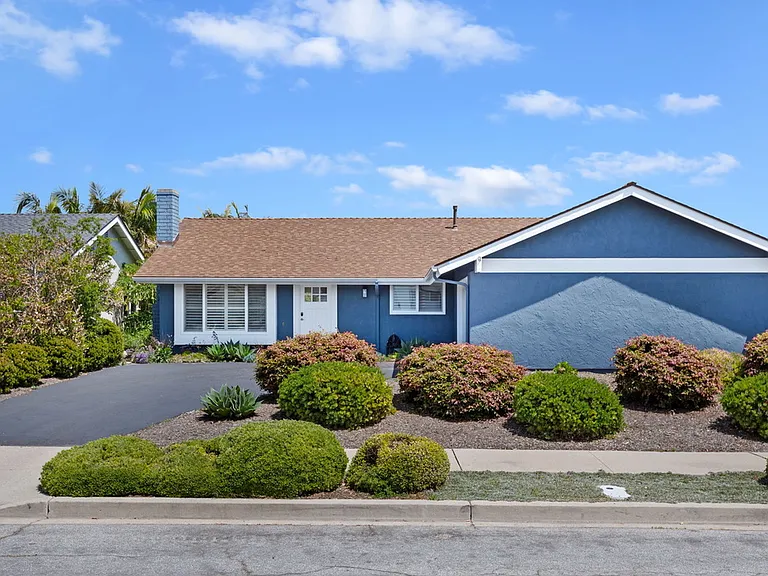 1425 Carnation Pl — Photo 2