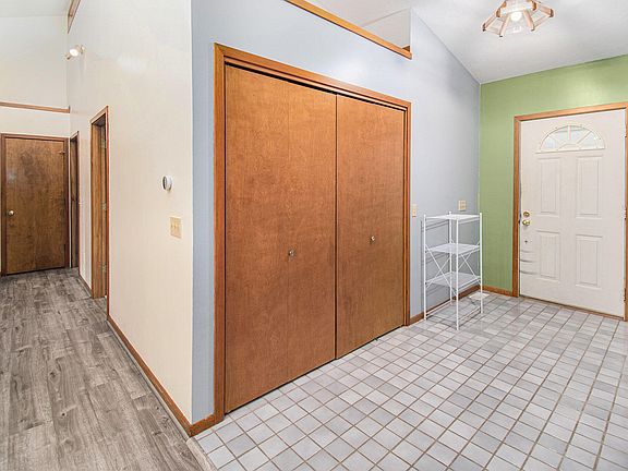 3rd image of 806 S Meadow Ct