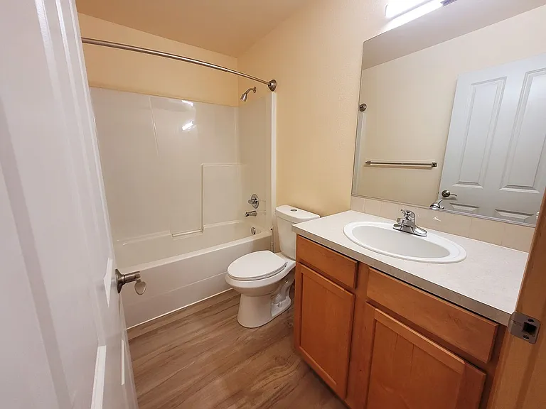 410 Holland Ave — Photo 18