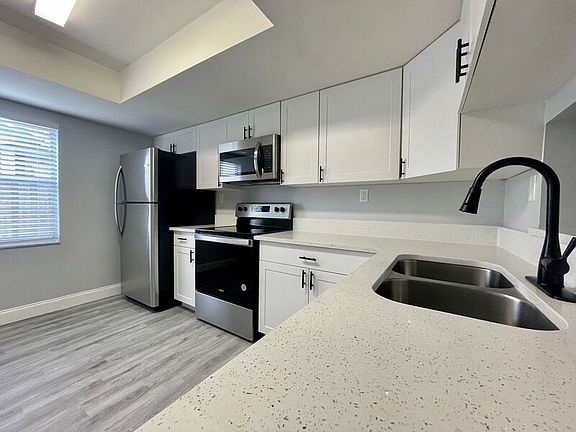 3rd image of 5305 N Blvd #211