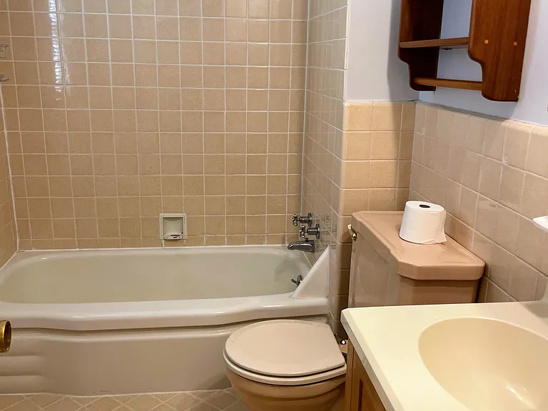 2546 Laurel Ln — Photo 5