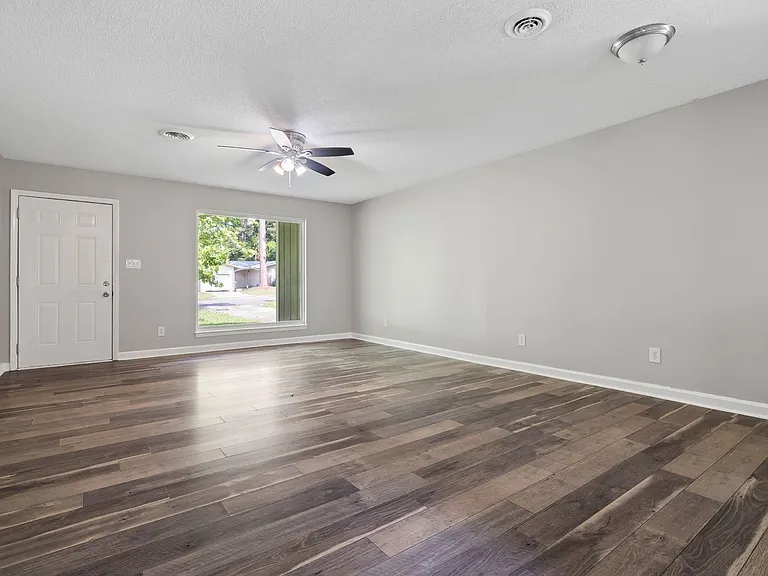 102 Sterling Rd — Photo 7