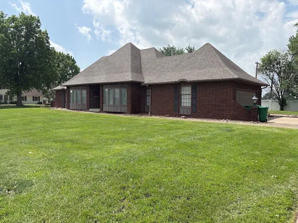 914 Country Club Dr, Butler, MO 64730