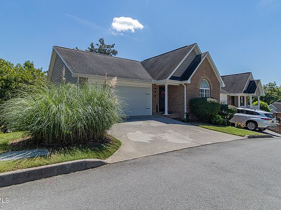 2nd image of 148 Bridgewater Ct #148