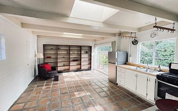 4th image of 1448 Benedict Canyon Dr