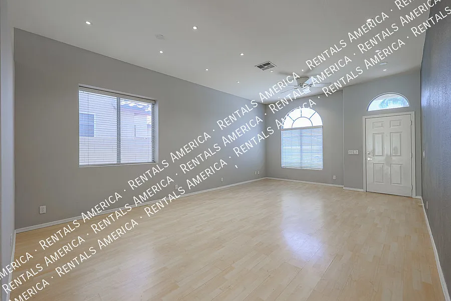 Beautiful Home with Open Floorplan in Prime Location! — Photo 3