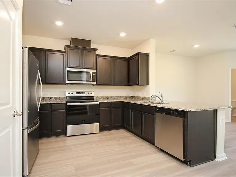 545 Bains St — Photo 7