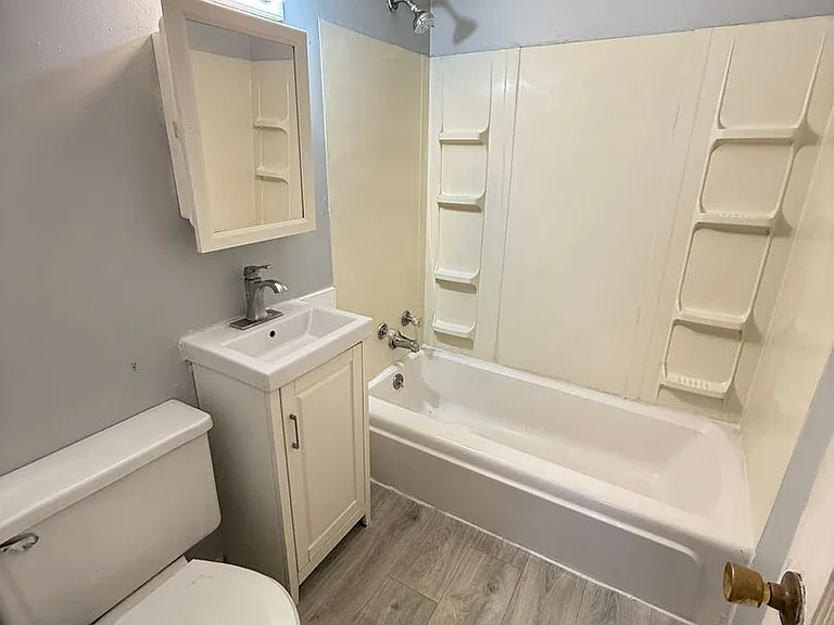 2124 Lansing Ave — Photo 14