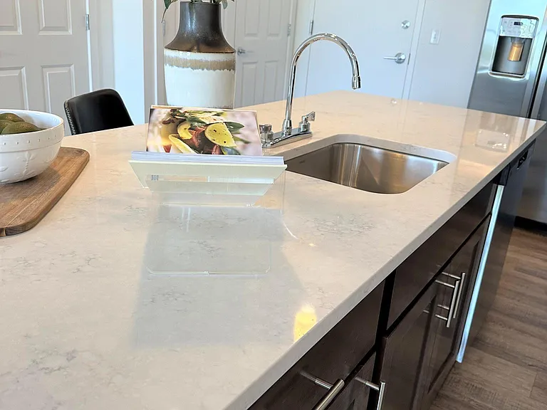 660 E Cypress St #305 — Photo 3