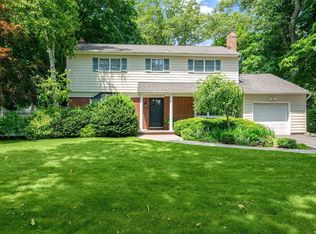 9 Roderick Ct, East Northport, NY 11731