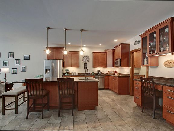 5th image of 3020 Genevieve Dr