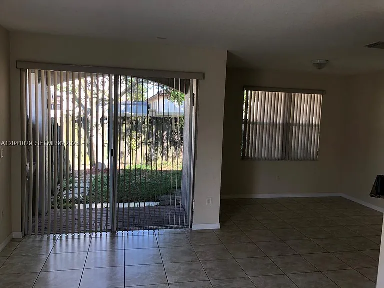 11823 SW 152nd Ct — Photo 5