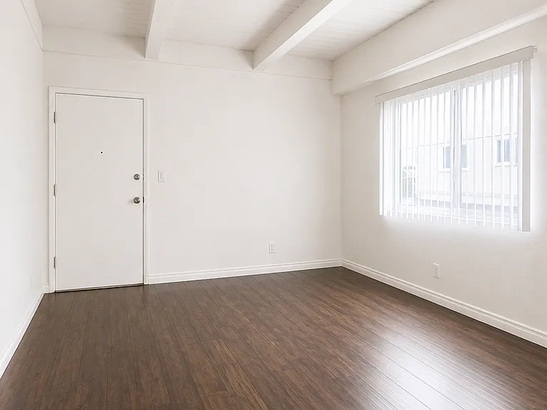 3730 Clarington Ave — Photo 5