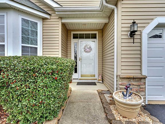 4th image of 38 Enclave Blvd