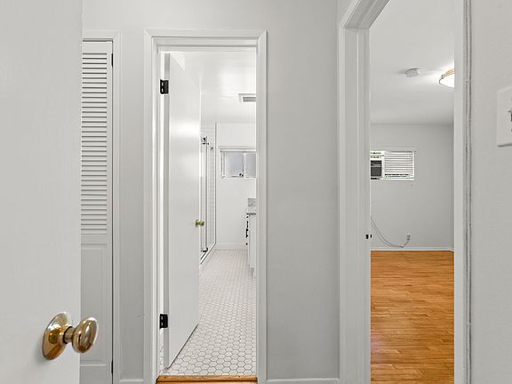 4th image of 325 S Rexford Dr APT 4