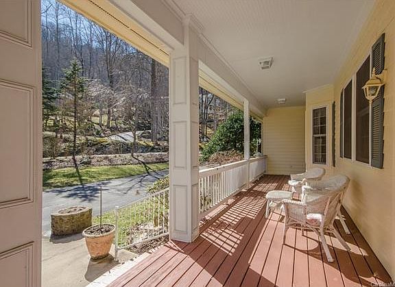 2nd image of 5 Chloe Ln
