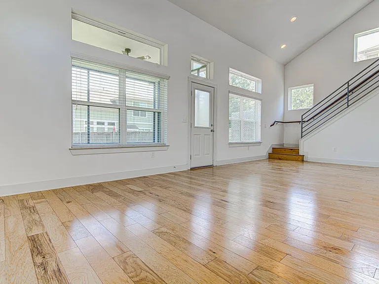 2117 Maxwell Ln — Photo 6