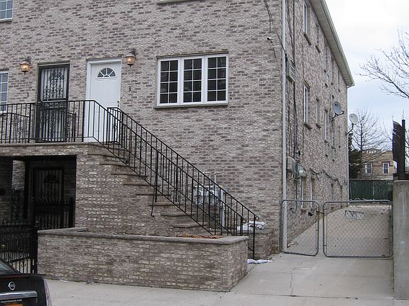 4th image of 3212 Radcliff Ave