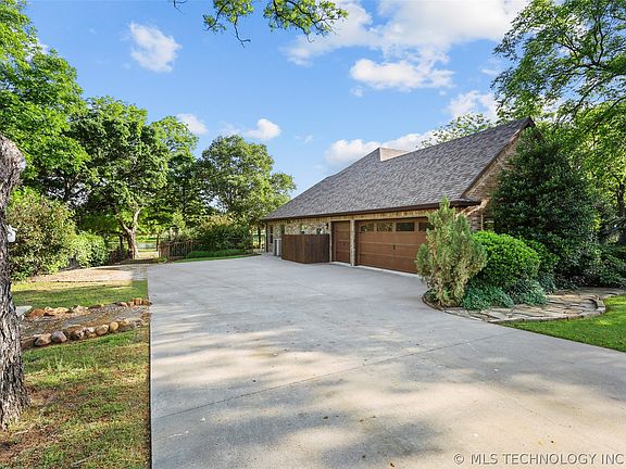 3rd image of 32 Wilderness Rd S