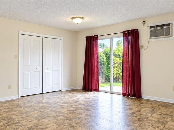 3rd image of 209 Helen St