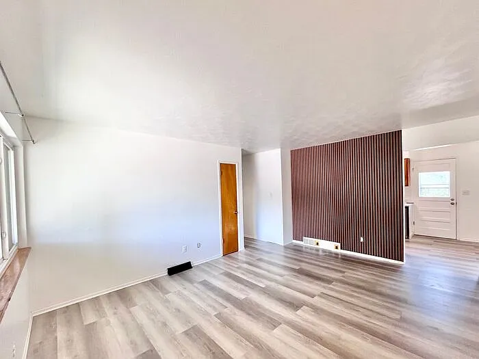 2428 Clearview Ave — Photo 4