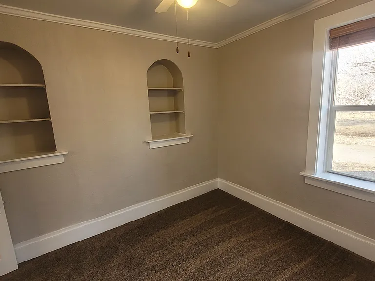 150 E Main St — Photo 21