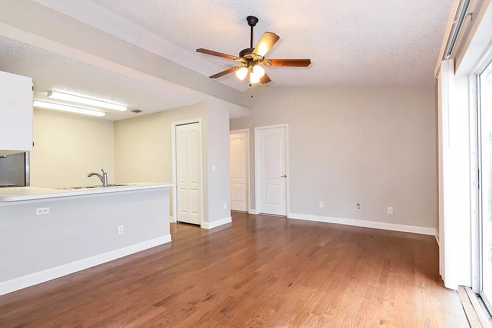 3 bed, 2.0 bath, 1070 sqft, $1,825 — Photo 3